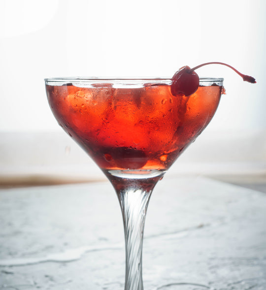 Cocktail rouge avec cerise au marasquin