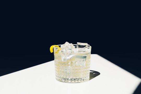 Cocktail dans verre carré avec glace et citron